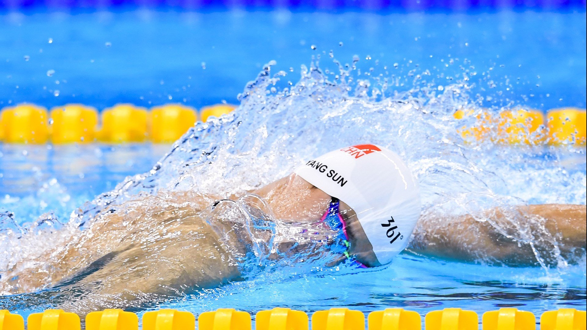 “缆绳滑水:东桃花岛赛场极速漂流挑战”